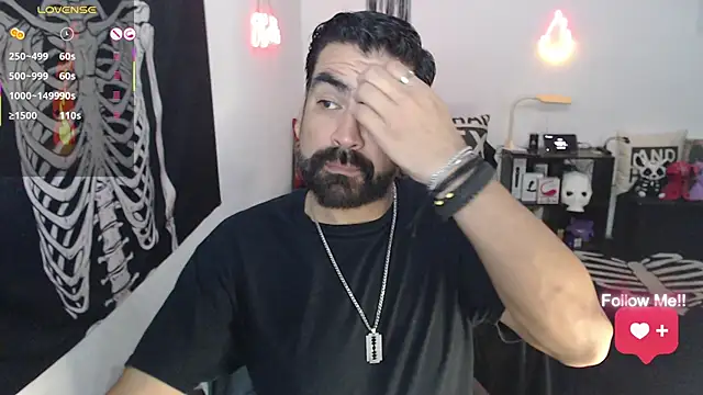 soyelcarlitos  online show from April 28, 2026, 10:52 am