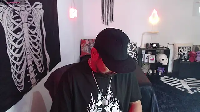 soyelcarlitos  online show from April 22, 2026, 9:21 pm