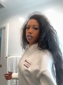 mismialove online show from May 1, 2026, 6:35 pm