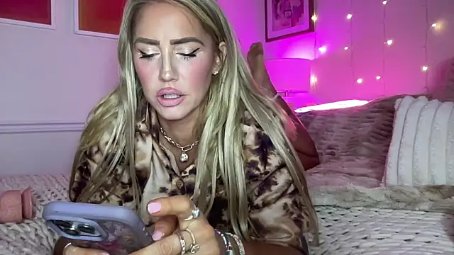 Snapshot of Fitnessbabe69 chatting on February 5, 2026, 12:23 pm Fitnessbabe69 online show from February 5, 2026, 12:23 pm